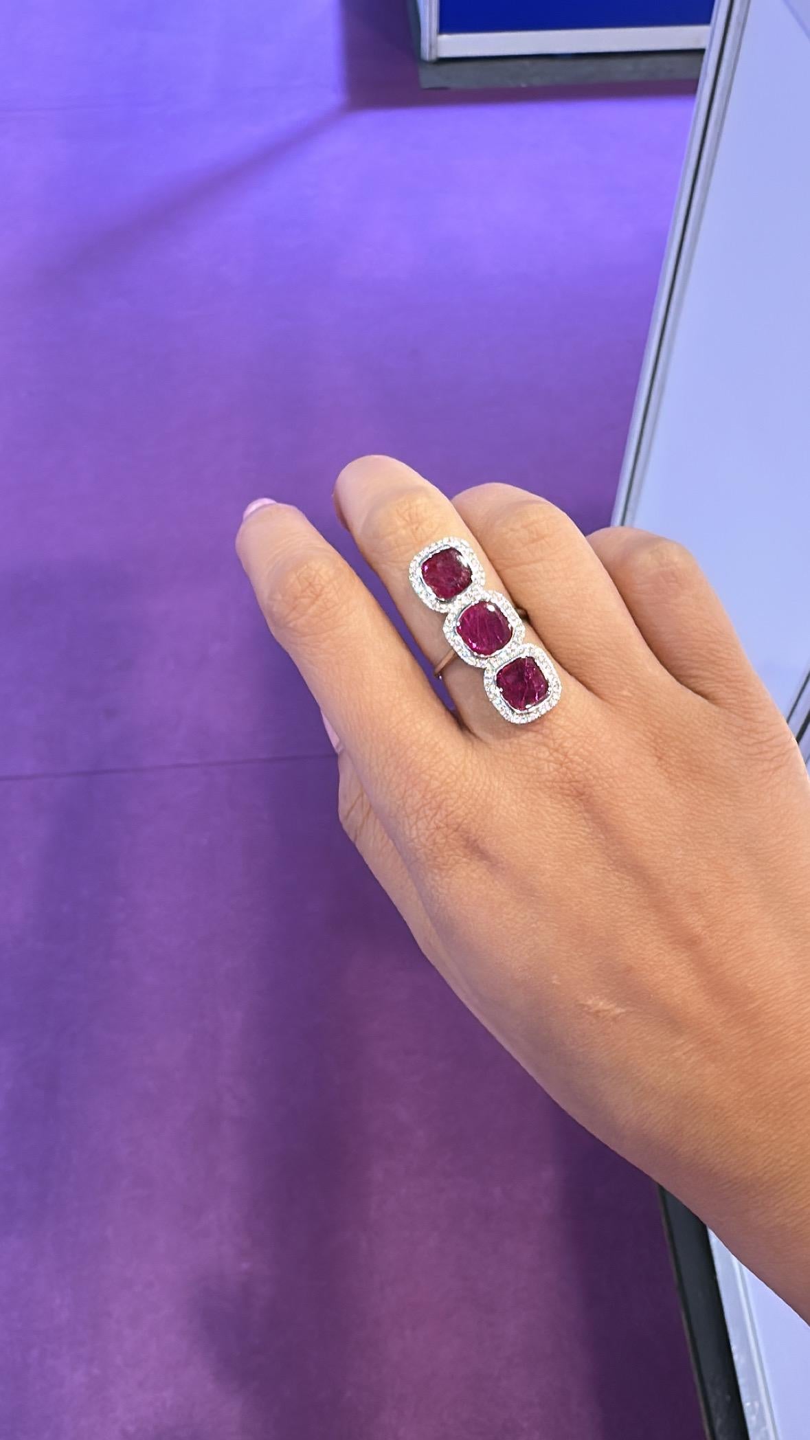 Cocktailring aus 18 Karat Gold, Mosambik-Rubin und Diamanten, mit drei Steinen im Angebot 3
