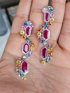 Chandelier-Ohrringe aus 18 Karat Gold, Mosambik-Rubin, mehreren Saphiren und Diamanten