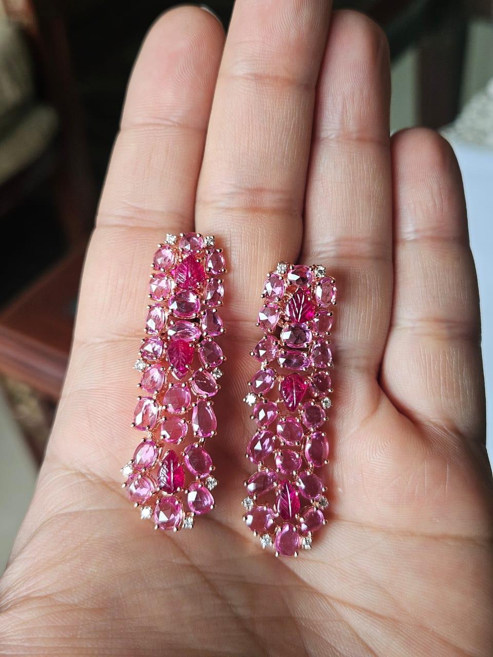 Unos preciosos pendientes de araña de rubíes y zafiros rosas, de estilo moderno, engastados en oro rosa de 18 quilates y diamantes naturales. El peso del Rubí tallado es de 3.96 quilates. Los Rubíes son completamente naturales, sin ningún