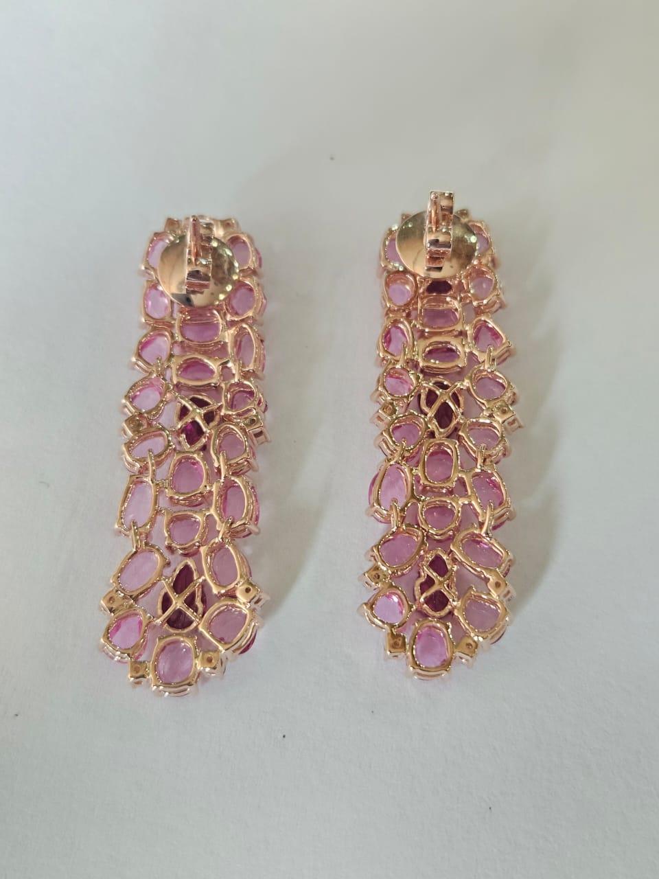 Pendiente de araña engastado en oro de 18 quilates, rubí de Mozambique, zafiros rosas y diamantes Moderno en venta