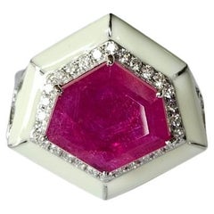 Anillo de cóctel engastado en oro de 18 quilates, rubí de Mozambique, esmalte blanco y diamantes