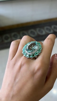 Anello da cocktail con acquamarina naturale, smeraldo e diamanti taglio rosa, incastonato in oro 18 carati