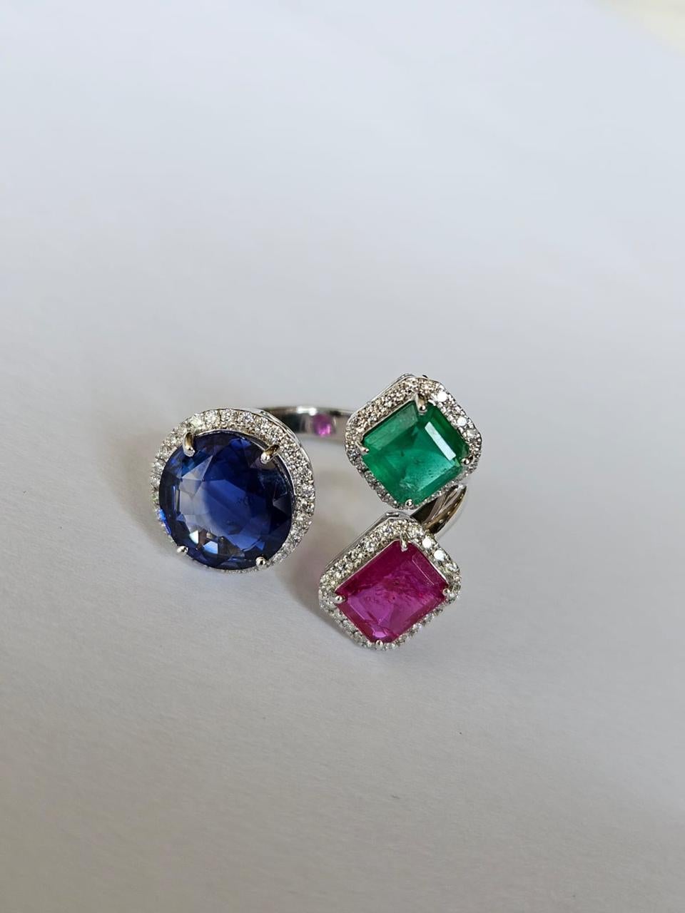 Set in 18K Gold, natural Blue Sapphire, Emerald, Ruby & Diamond Three-Stone Ring For Sale 4