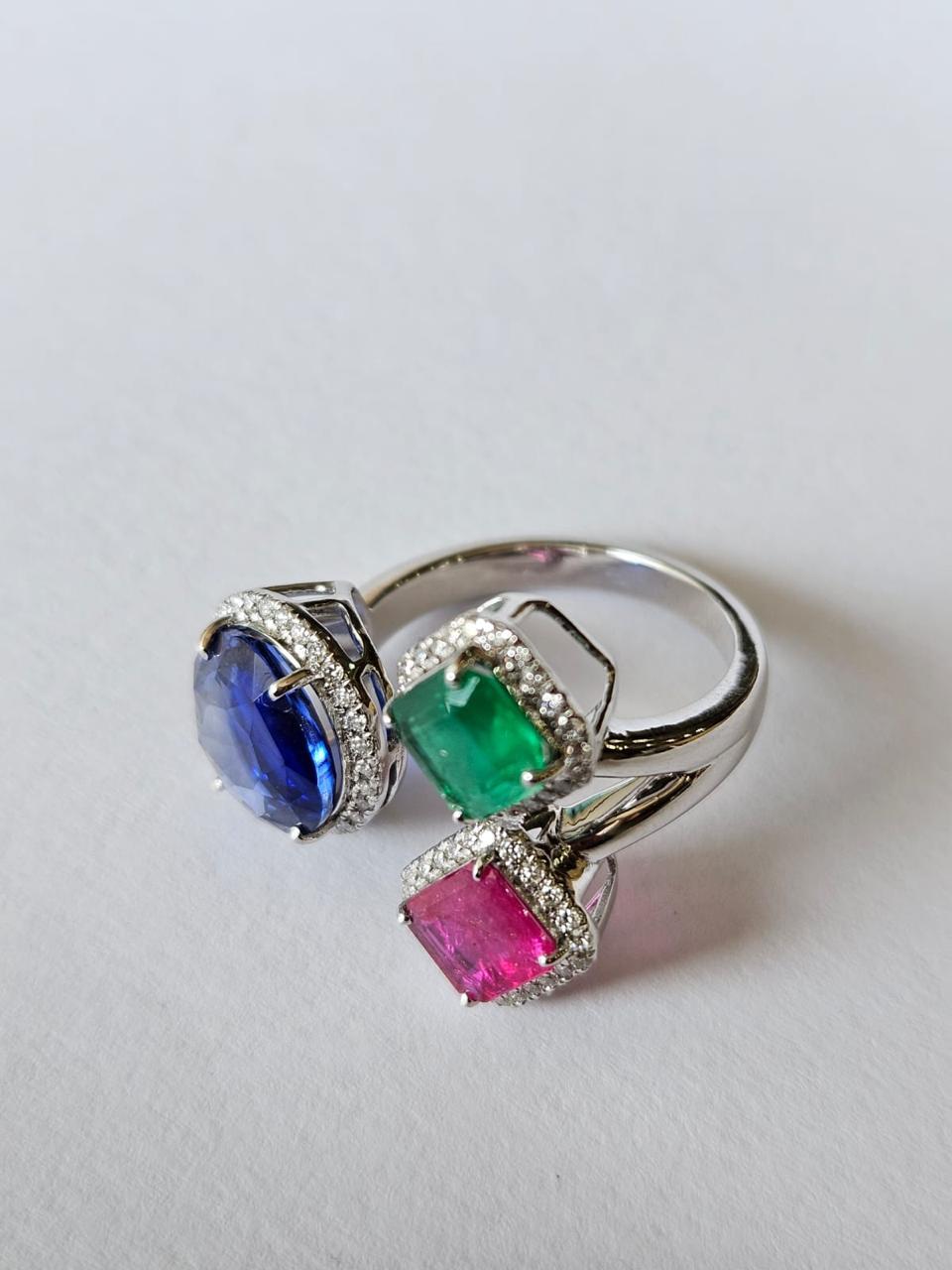 Dreisteiniger Ring aus 18 Karat Gold, natürlichem blauem Saphir, Smaragd, Rubin und Diamant (Rundschliff) im Angebot