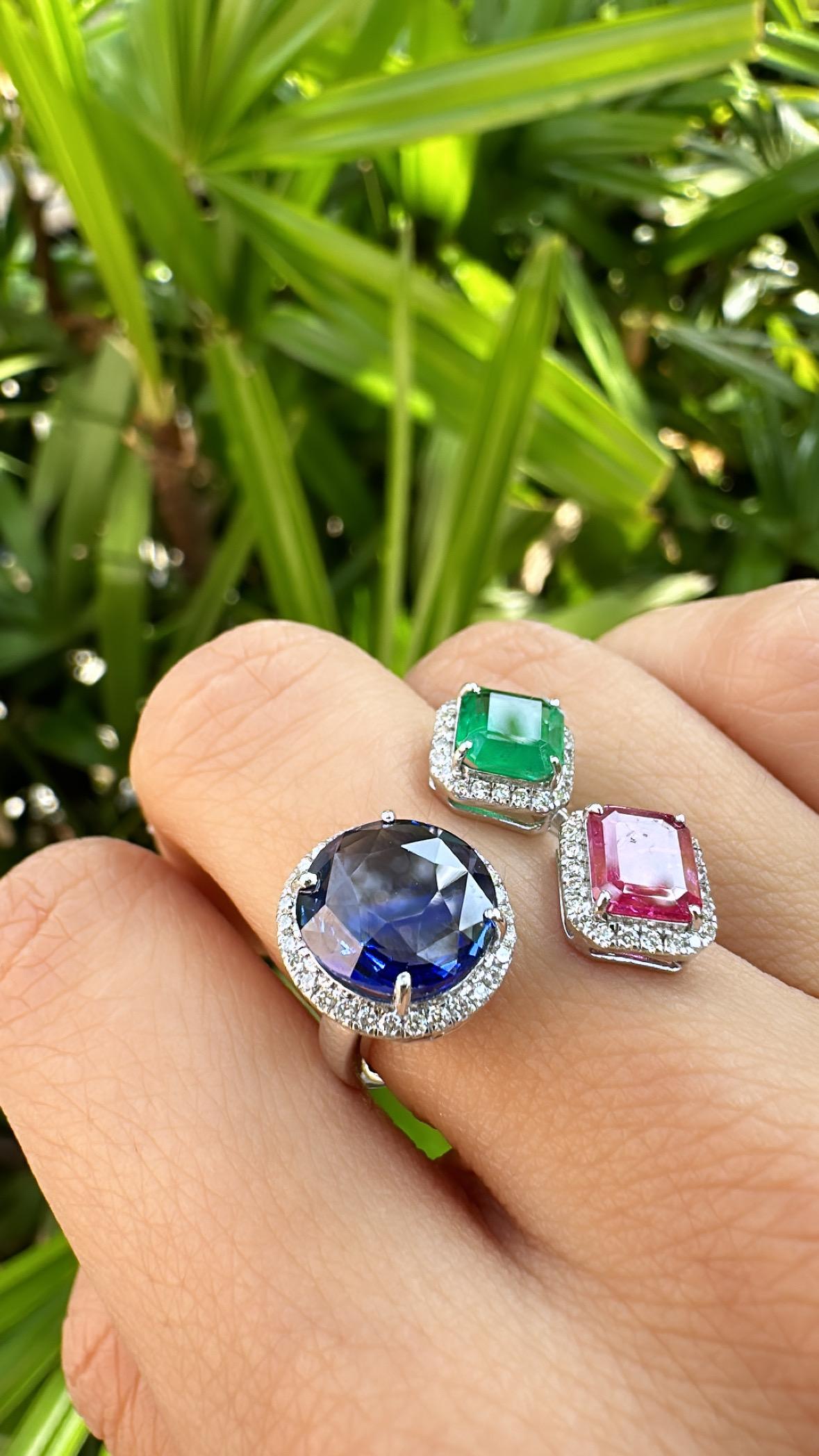 Dreisteiniger Ring aus 18 Karat Gold, natürlichem blauem Saphir, Smaragd, Rubin und Diamant für Damen oder Herren im Angebot