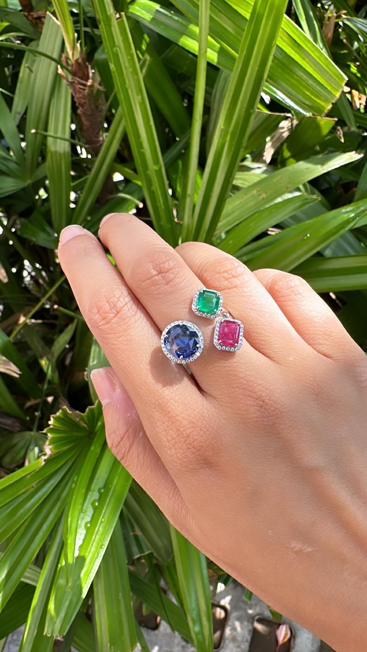 Set in 18K Gold, natural Blue Sapphire, Emerald, Ruby & Diamond Three-Stone Ring For Sale 2