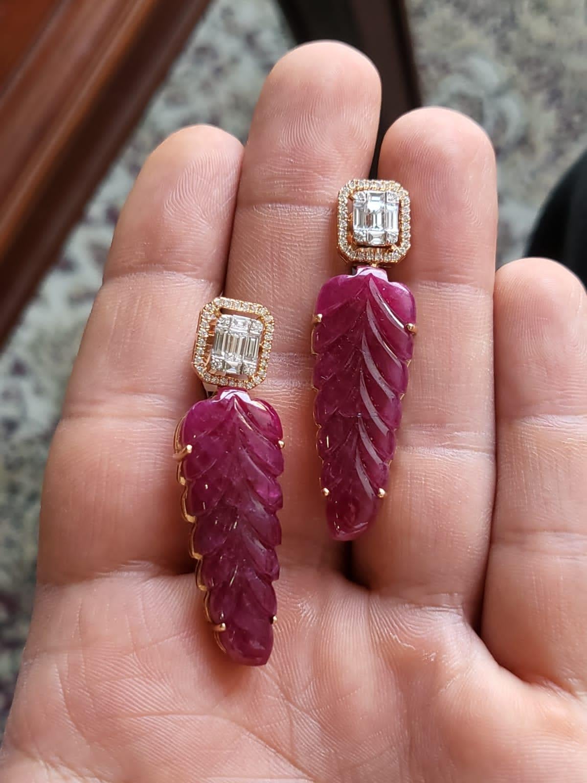 Set in 18K Gold, Natural, Carved Mozambique Ruby & Diamonds Chandelier Earrings In New Condition For Sale In Hong Kong, HK