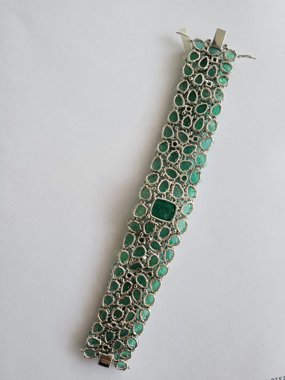 Gliederarmband aus 18 Karat Gold, natürlichem geschnitztem sambischem Smaragd und Diamanten (Art déco) im Angebot