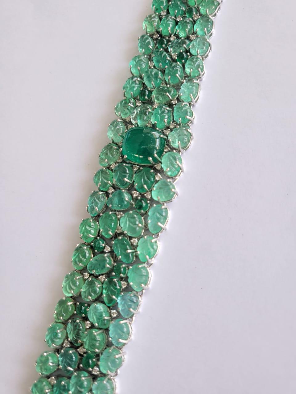 Gliederarmband aus 18 Karat Gold, natürlichem geschnitztem sambischem Smaragd und Diamanten (Cabochon) im Angebot