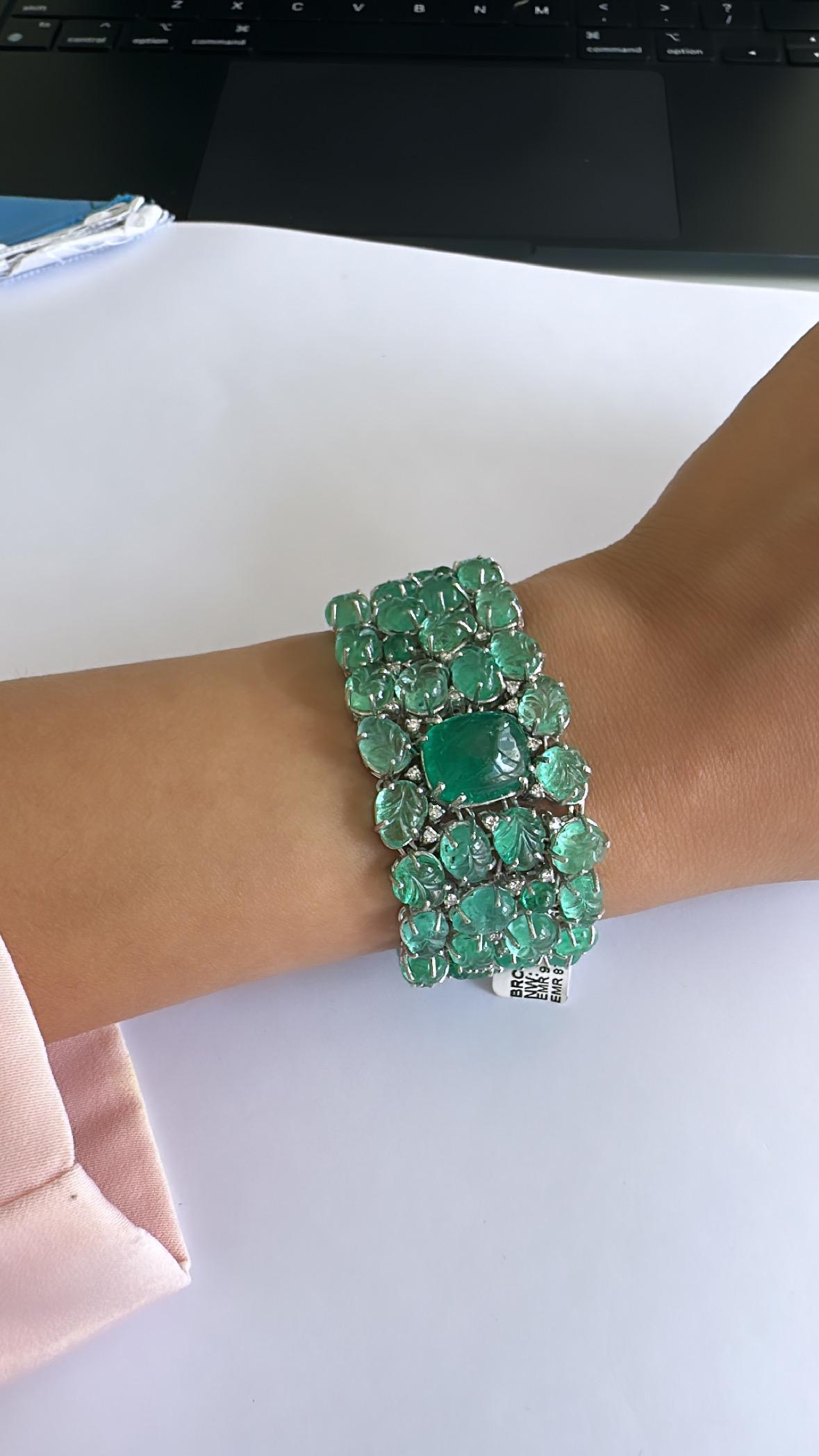 Set in 18k Gold, Natural Carved Zambian Emerald & Diamonds Link Bracelet In New Condition For Sale In Hong Kong, HK