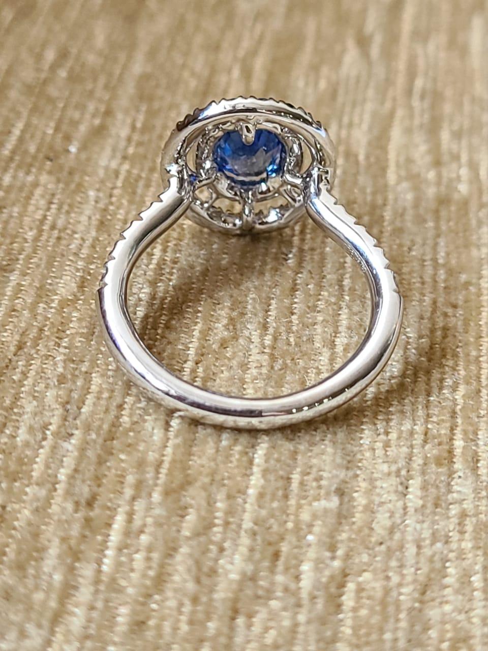 Set in 18K Gold, Natural Ceylon Blue Sapphire and Diamonds Cocktail Ring In New Condition In Hong Kong, HK