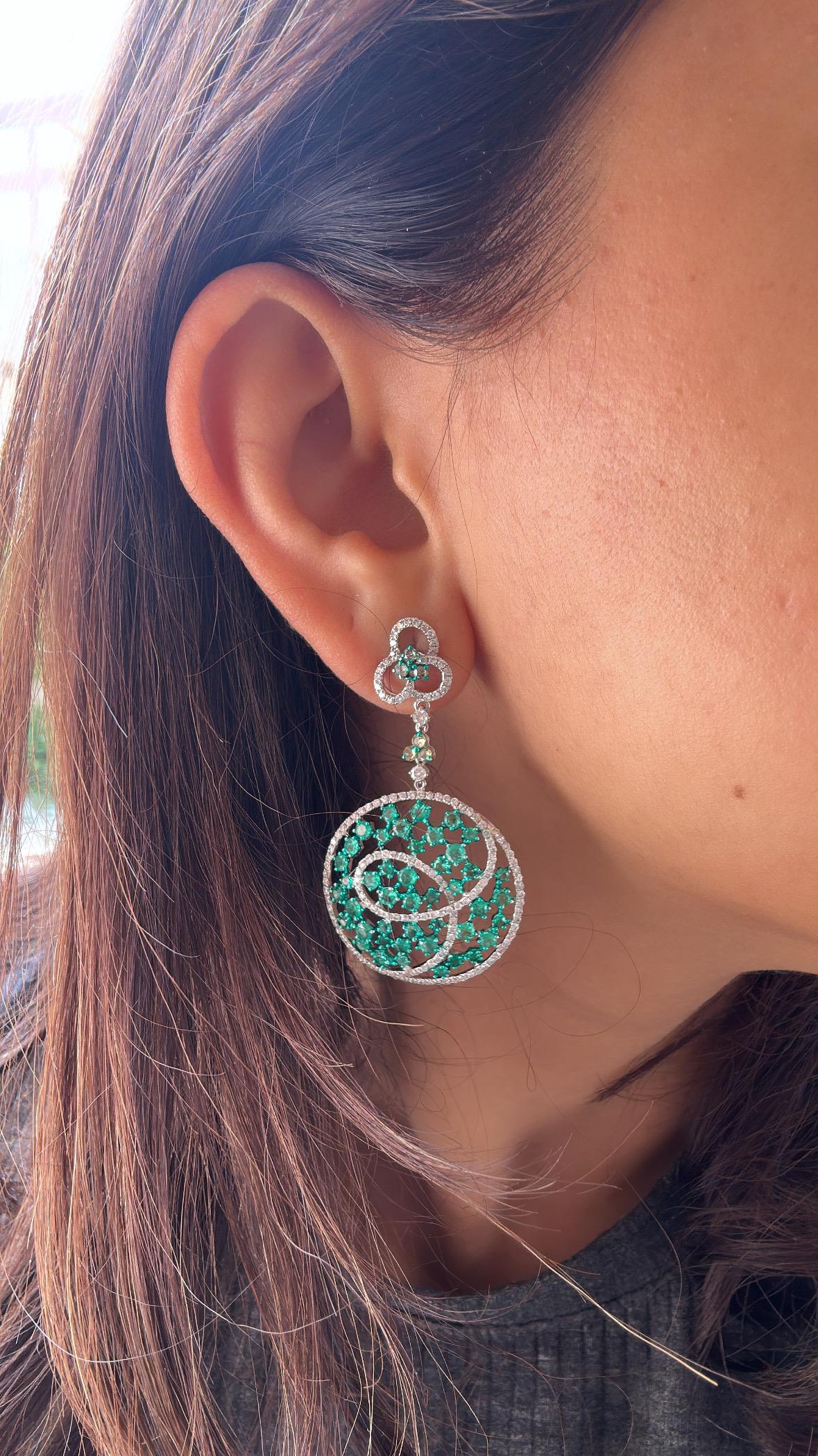 Set in 18K Gold, natural Colombian Emeralds & Diamonds Chandelier Earrings For Sale 4