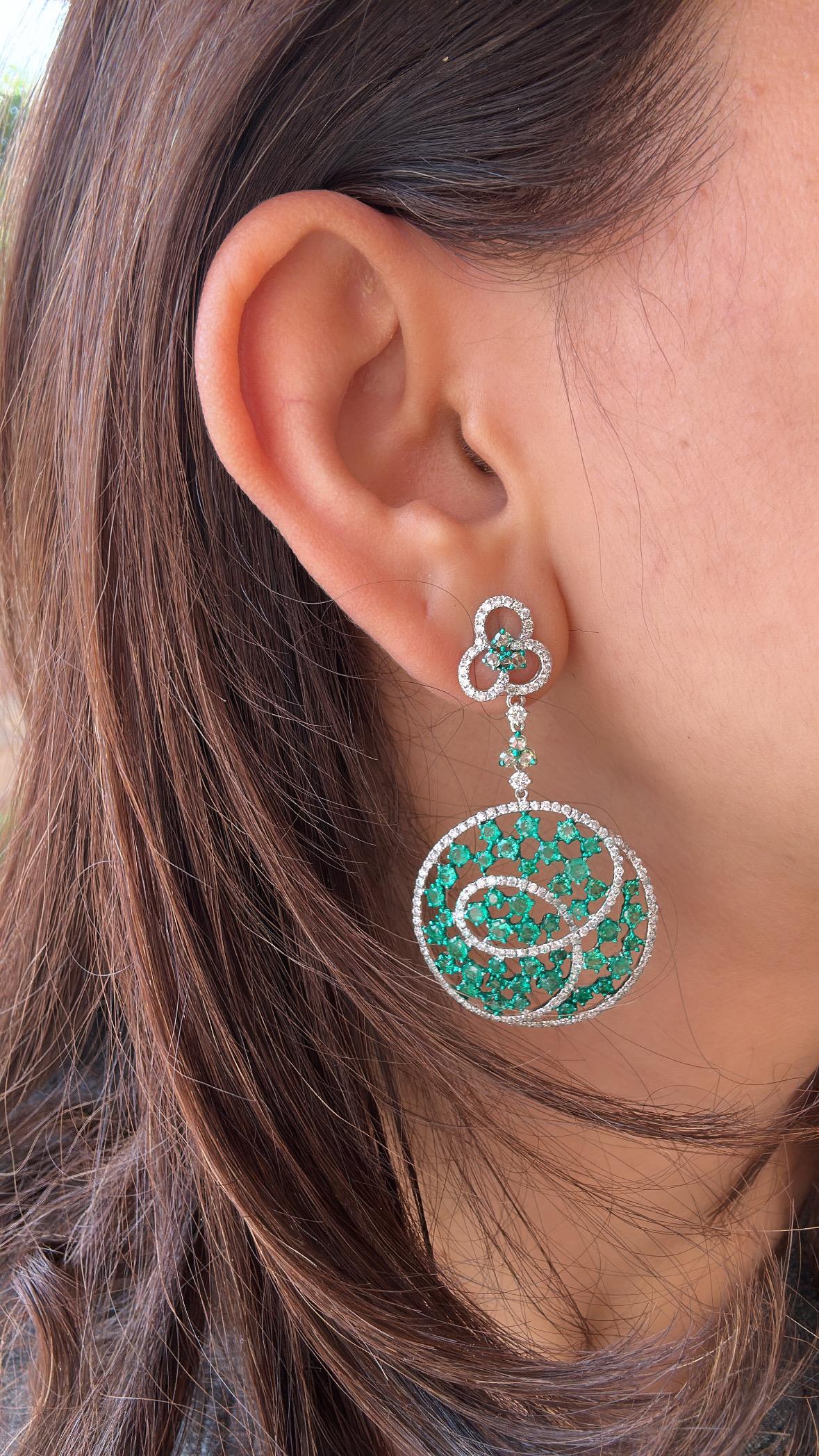 Set in 18K Gold, natural Colombian Emeralds & Diamonds Chandelier Earrings For Sale 6
