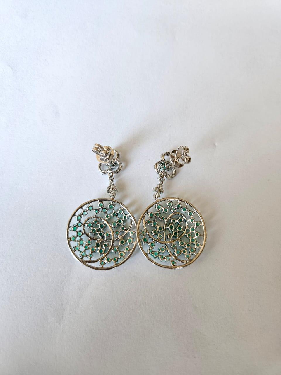 Round Cut Set in 18K Gold, natural Colombian Emeralds & Diamonds Chandelier Earrings For Sale