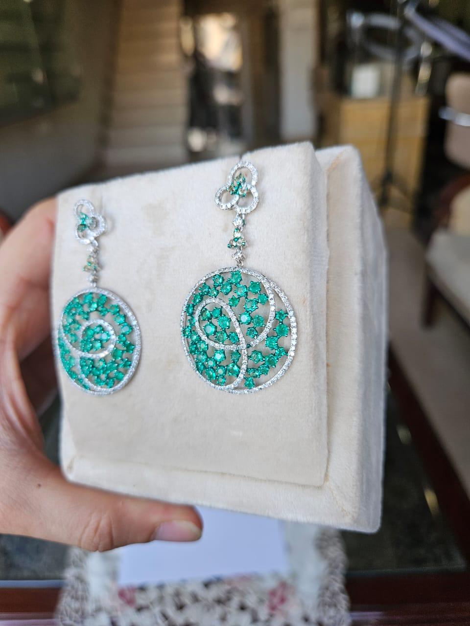 Set in 18K Gold, natural Colombian Emeralds & Diamonds Chandelier Earrings In New Condition For Sale In Hong Kong, HK