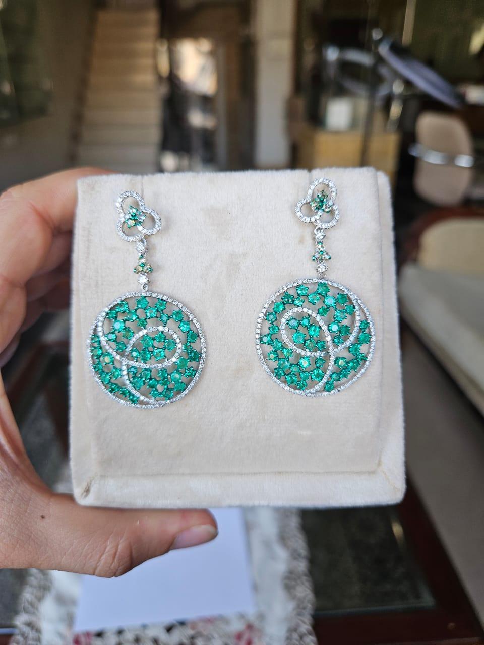 Women's or Men's Set in 18K Gold, natural Colombian Emeralds & Diamonds Chandelier Earrings For Sale