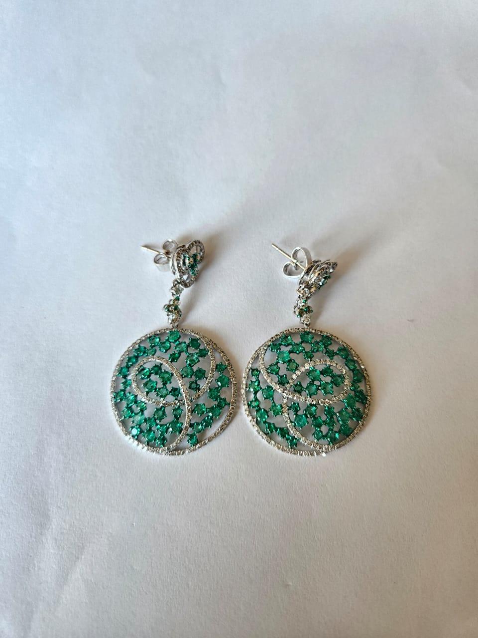 Set in 18K Gold, natural Colombian Emeralds & Diamonds Chandelier Earrings For Sale 1