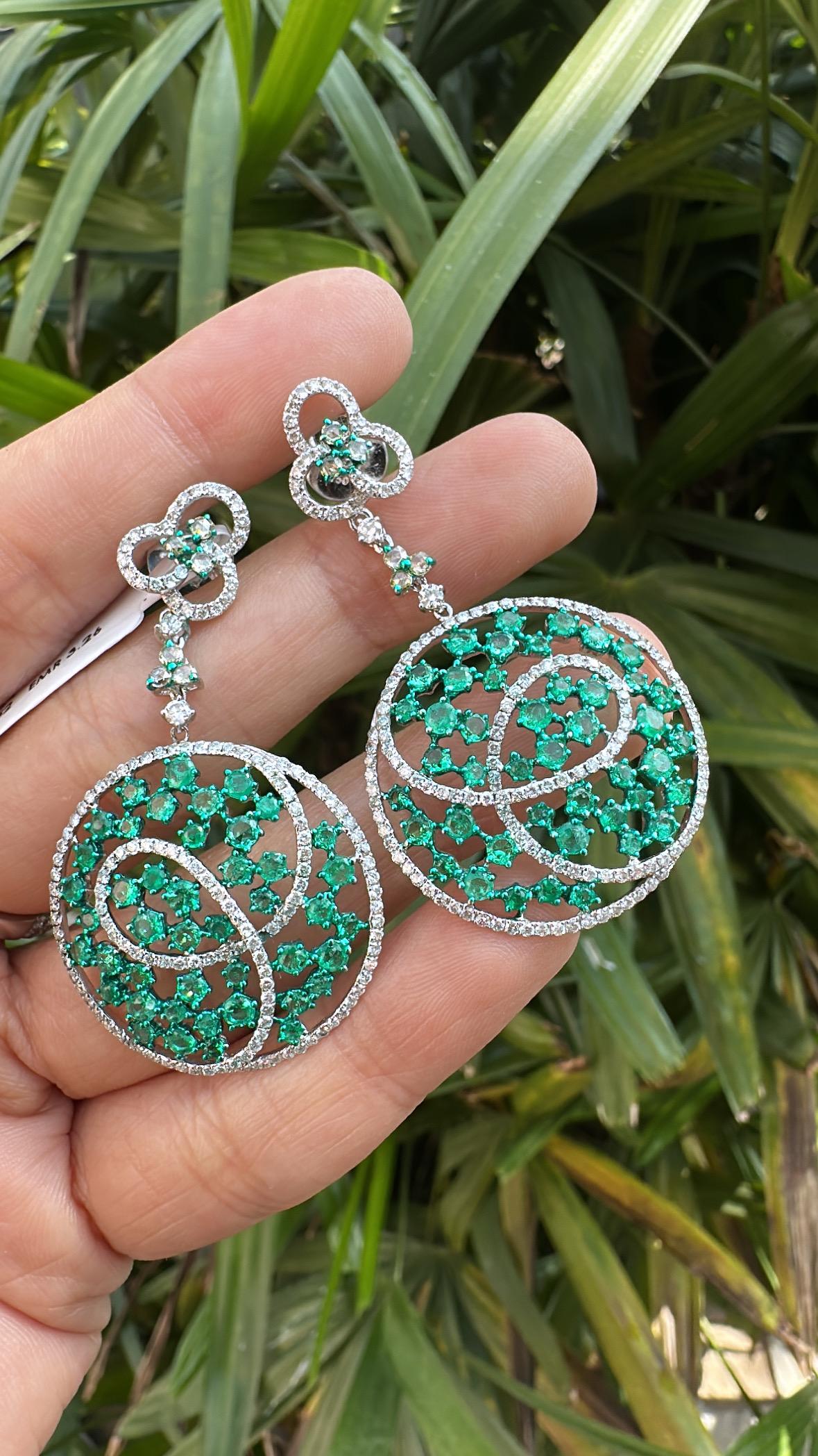 Set in 18K Gold, natural Colombian Emeralds & Diamonds Chandelier Earrings For Sale 3