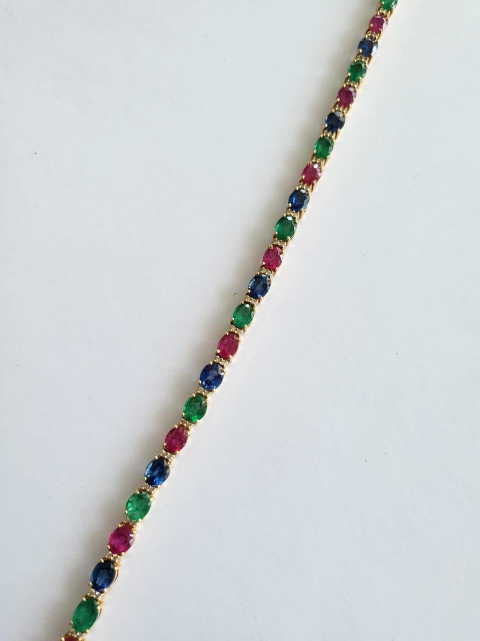 Tennisarmband aus 18 Karat Gold, natürlichem Smaragd, Rubin, blauen Saphiren und Diamanten (Ovalschliff)
