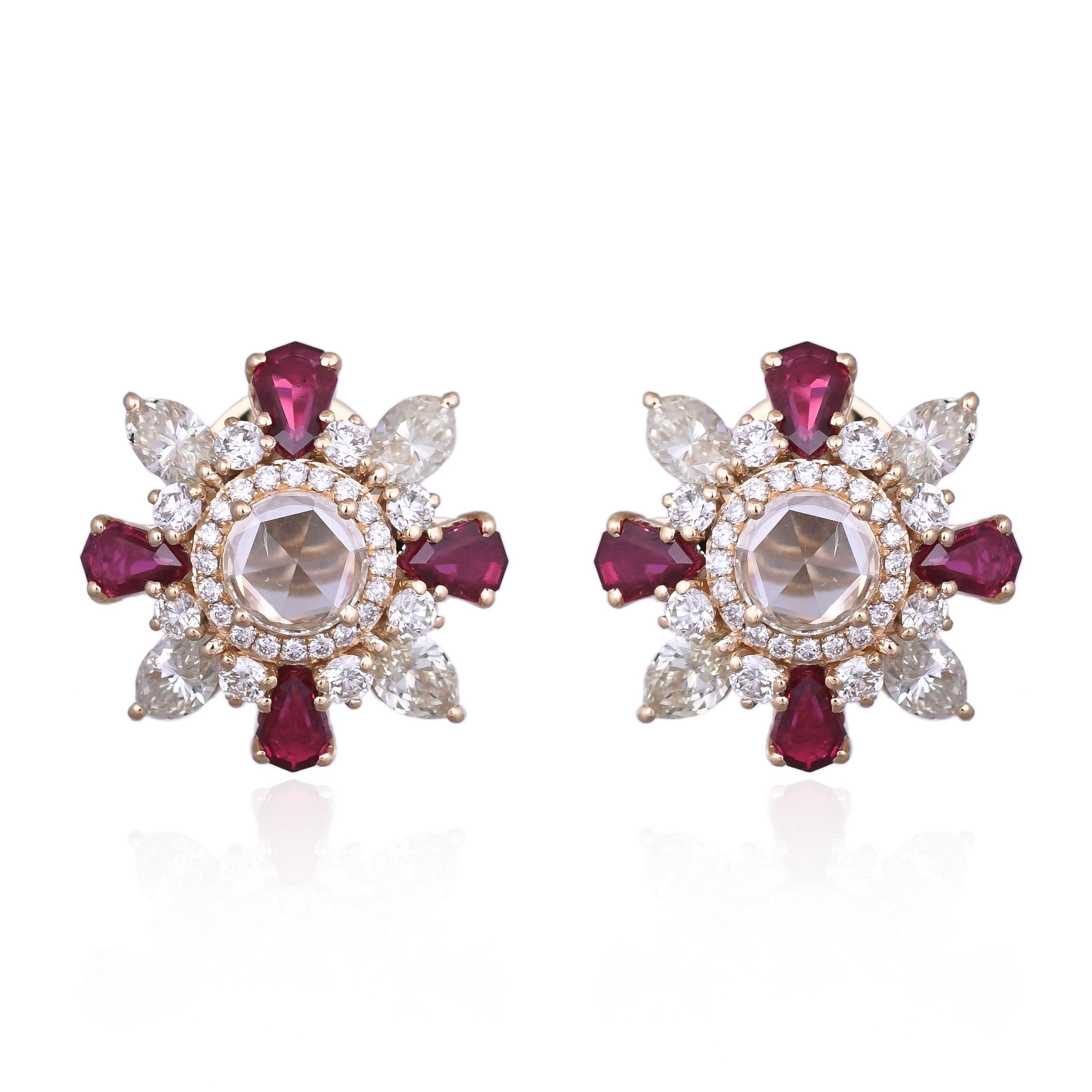 Magnifique boucles d'oreilles en or jaune 18 carats et diamants naturels, de style moderne, serties de rubis. Le poids des rubis est de 2,06 carats. Les rubis sont entièrement naturels, sans aucun traitement, et sont d'origine mozambicaine. Le poids