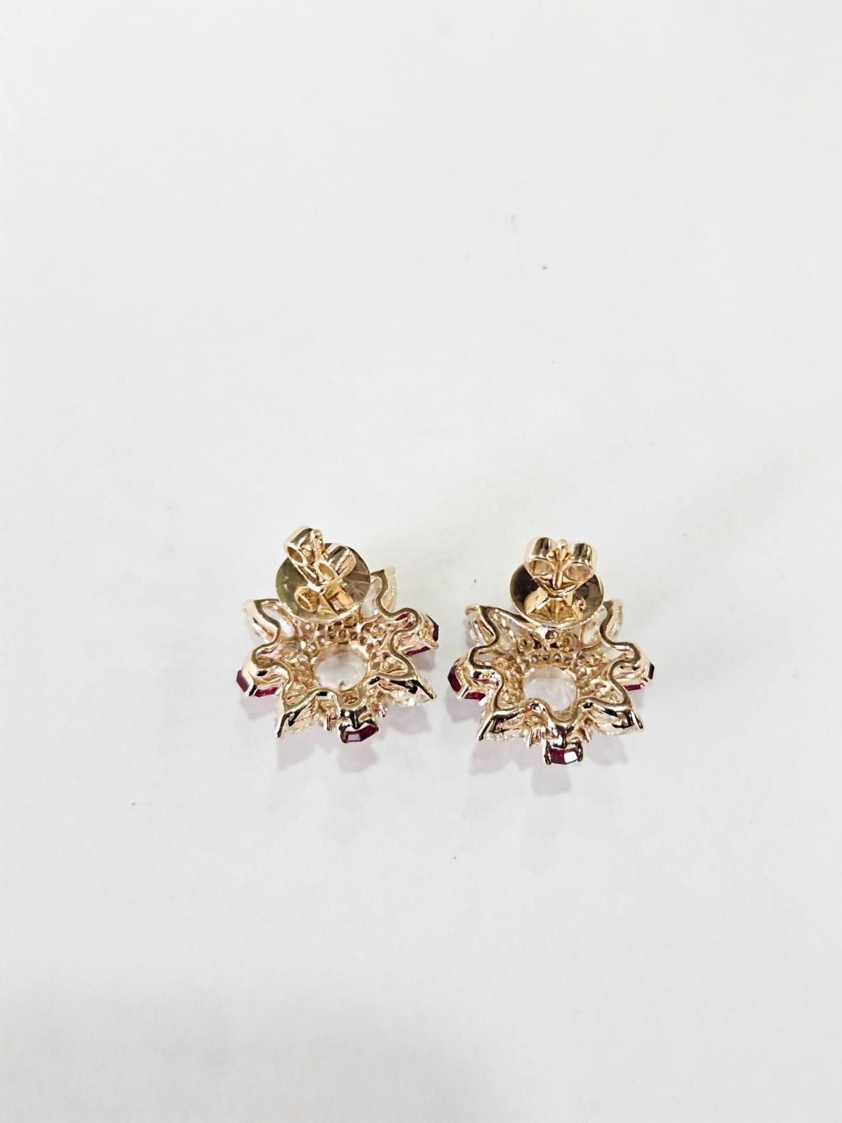Boucles d'oreilles en or 18 carats, rubis naturels du Mozambique et diamants taillés en rose Neuf - En vente à Hong Kong, HK