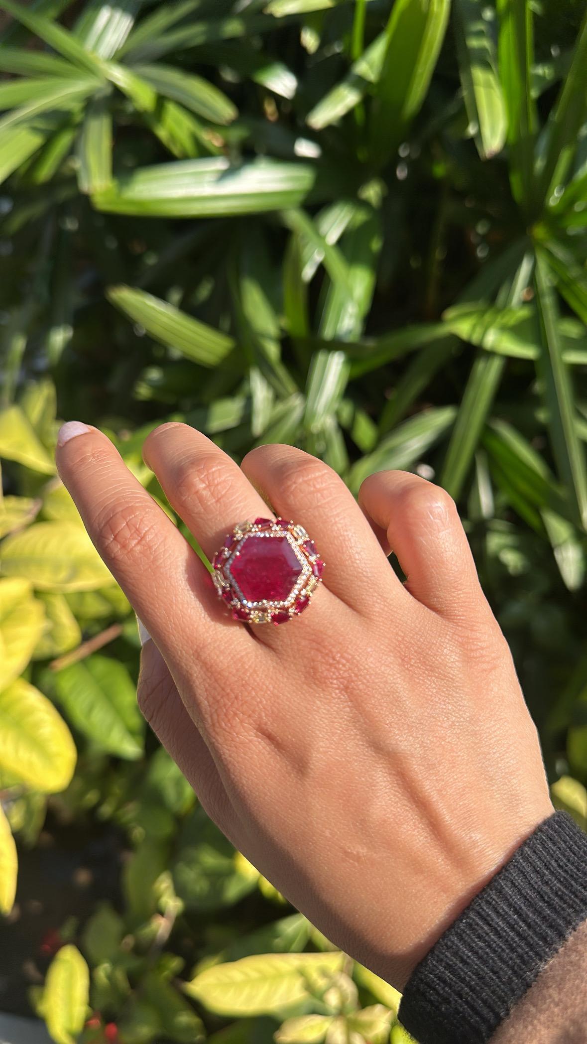 Anillo de cóctel engastado en oro de 18 quilates, rubíes naturales de Mozambique y diamantes amarillos 4