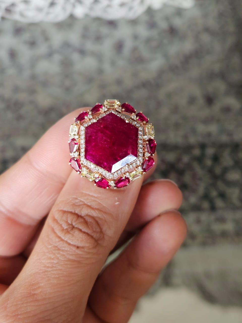 Un anillo de compromiso de cóctel con rubí, en oro amarillo de 18 quilates y diamantes naturales, de estilo clásico, precioso y hermoso. El peso combinado de los rubíes es de 9.06 quilates. Los Rubíes son completamente naturales, sin ningún