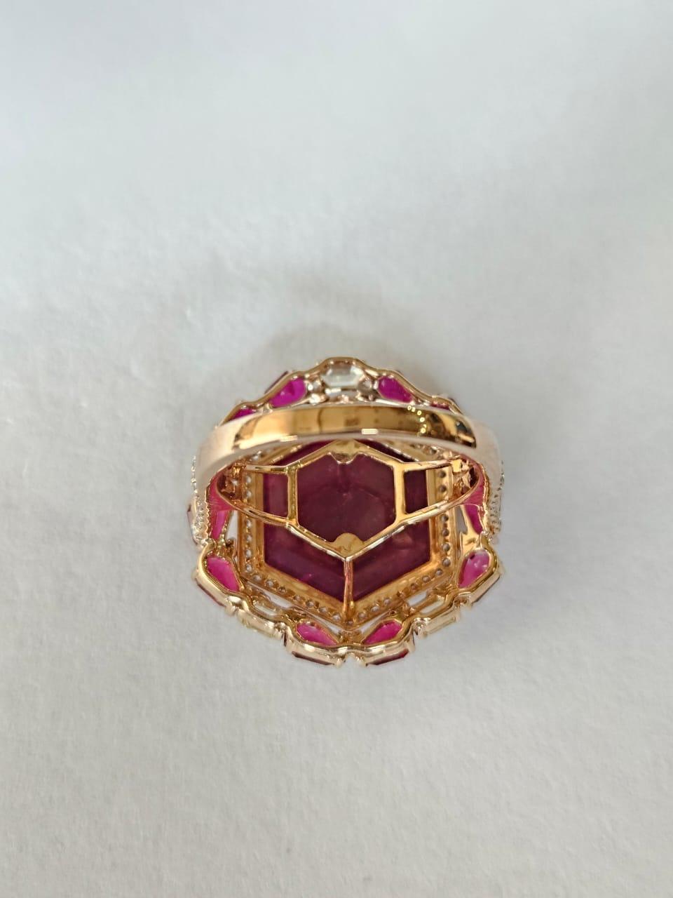 Anillo de cóctel engastado en oro de 18 quilates, rubíes naturales de Mozambique y diamantes amarillos Moderno