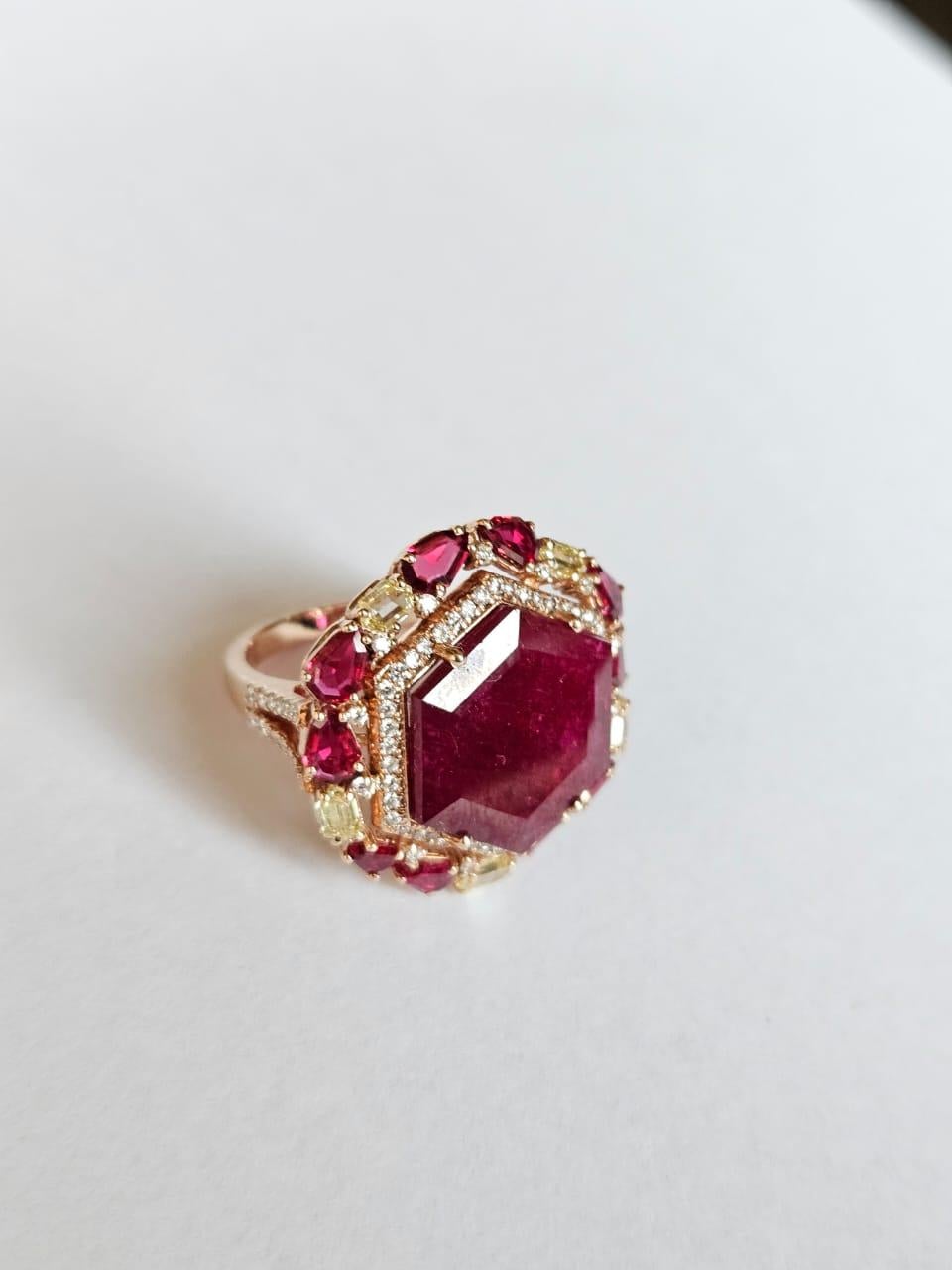 Anillo de cóctel engastado en oro de 18 quilates, rubíes naturales de Mozambique y diamantes amarillos Corte hexagonal