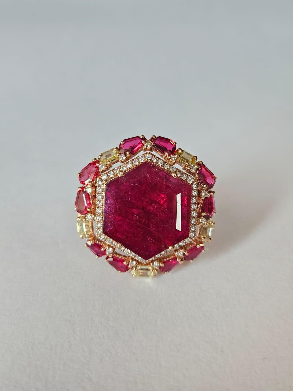 Anillo de cóctel engastado en oro de 18 quilates, rubíes naturales de Mozambique y diamantes amarillos en Nuevo Estado en Hong Kong, HK