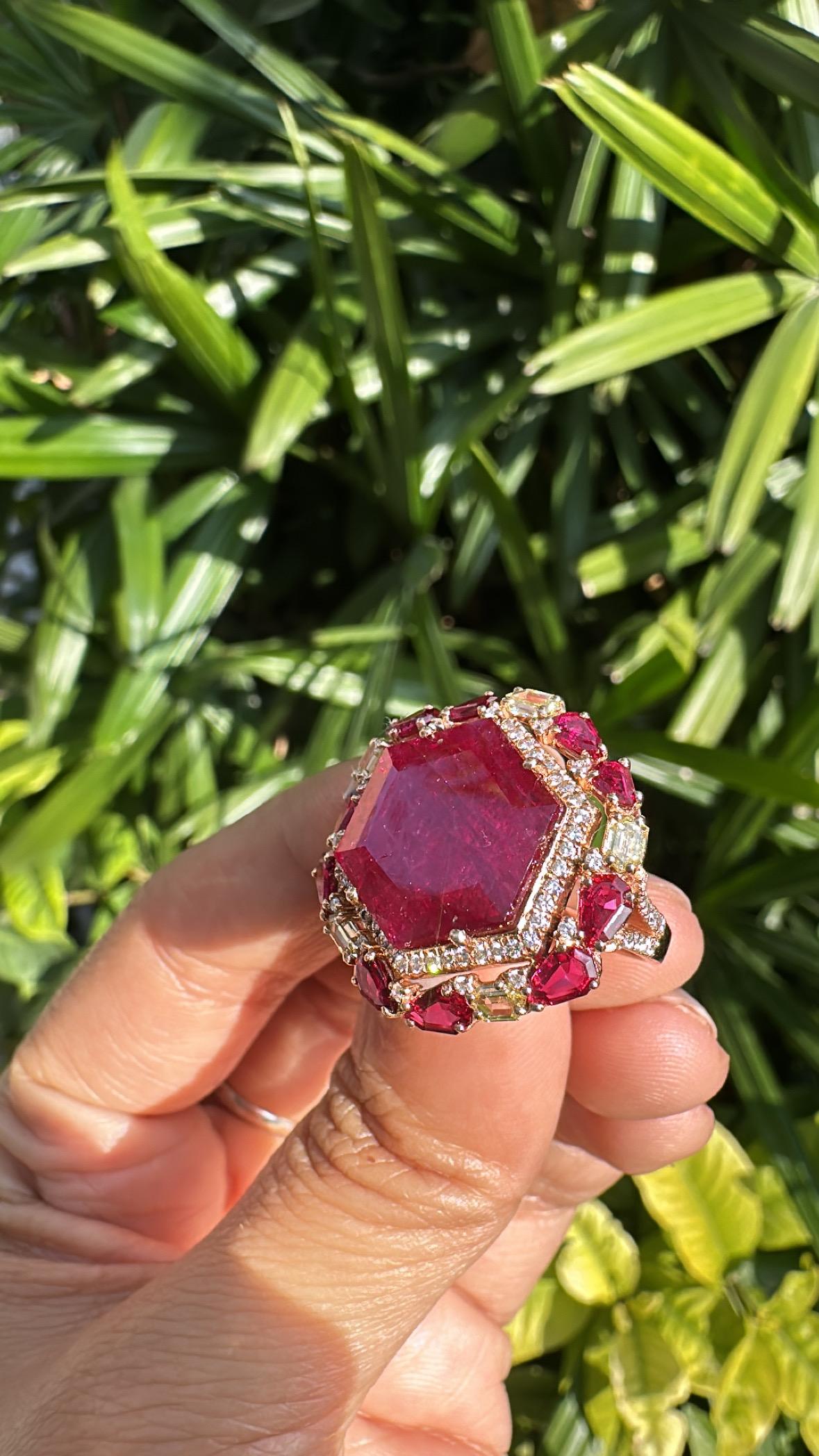 Femenino o masculino Anillo de cóctel engastado en oro de 18 quilates, rubíes naturales de Mozambique y diamantes amarillos