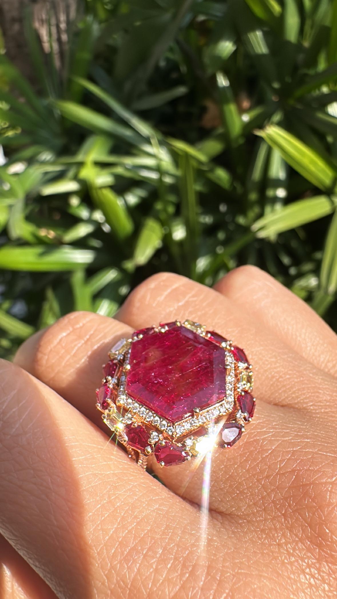 Anillo de cóctel engastado en oro de 18 quilates, rubíes naturales de Mozambique y diamantes amarillos 1