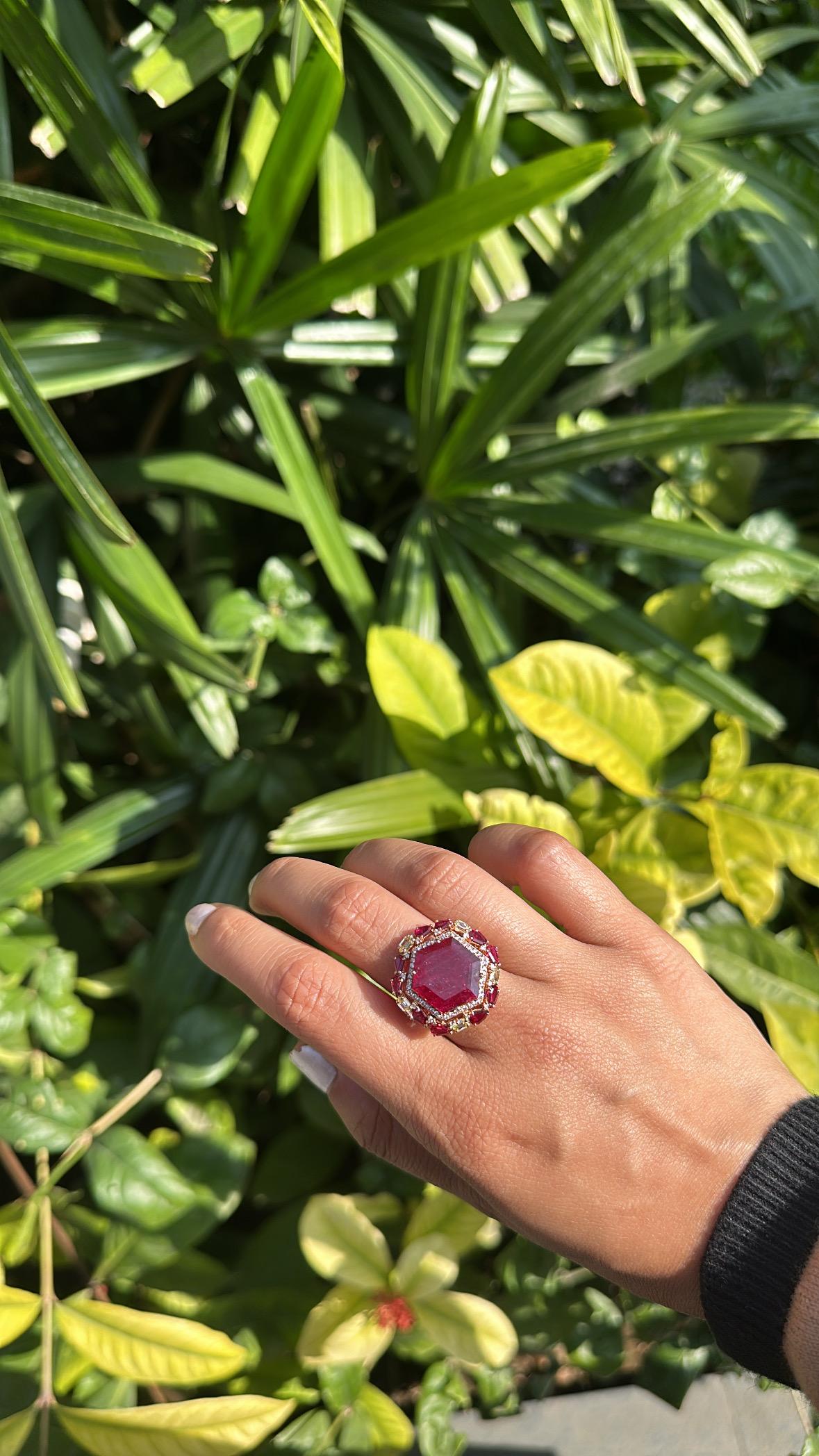Anillo de cóctel engastado en oro de 18 quilates, rubíes naturales de Mozambique y diamantes amarillos 2