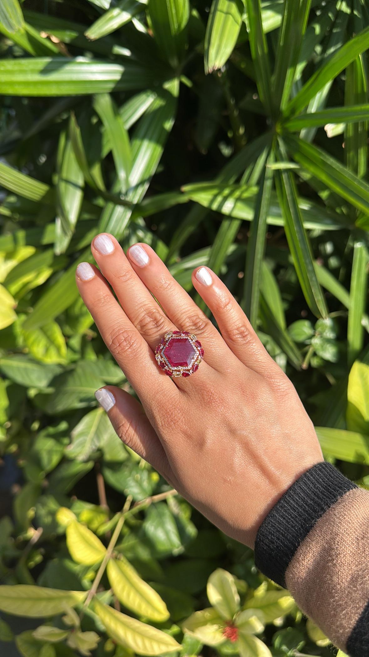Anillo de cóctel engastado en oro de 18 quilates, rubíes naturales de Mozambique y diamantes amarillos 3