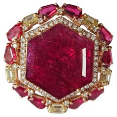 Anello da cocktail con rubini naturali del Mozambico e diamanti gialli, incastonati in oro 18 carati