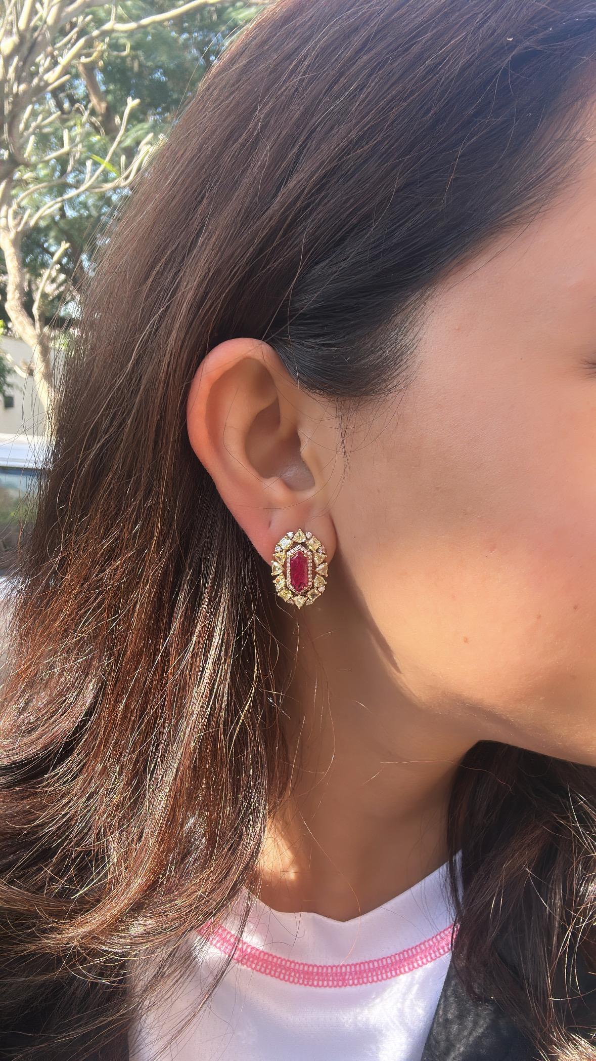 Ohrstecker aus 18 Karat Gold, natürlichen Mosambik-Rubinen und gelben Diamanten im Angebot 6