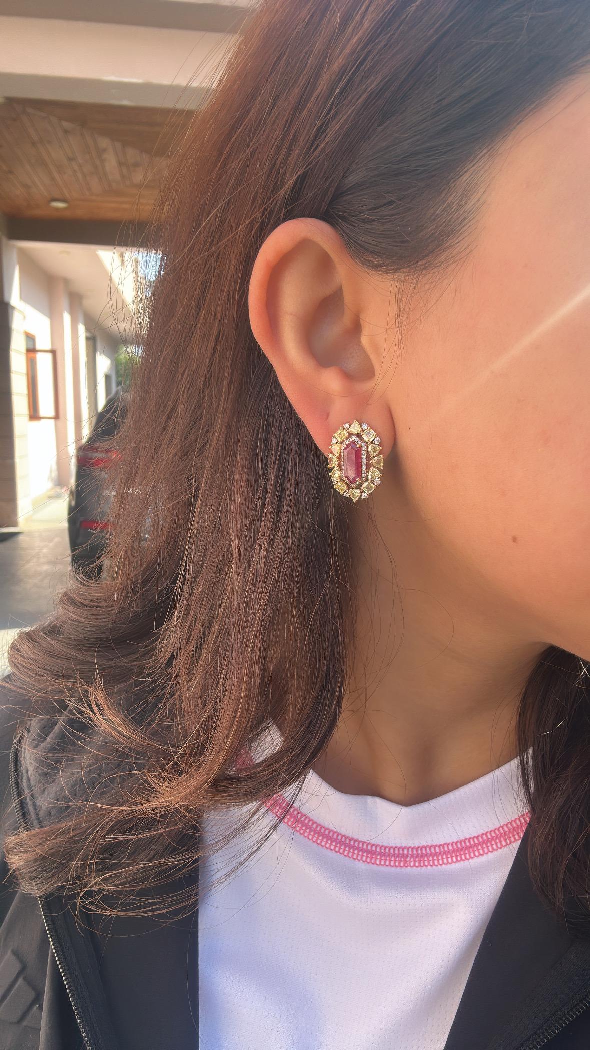 Ohrstecker aus 18 Karat Gold, natürlichen Mosambik-Rubinen und gelben Diamanten im Angebot 7
