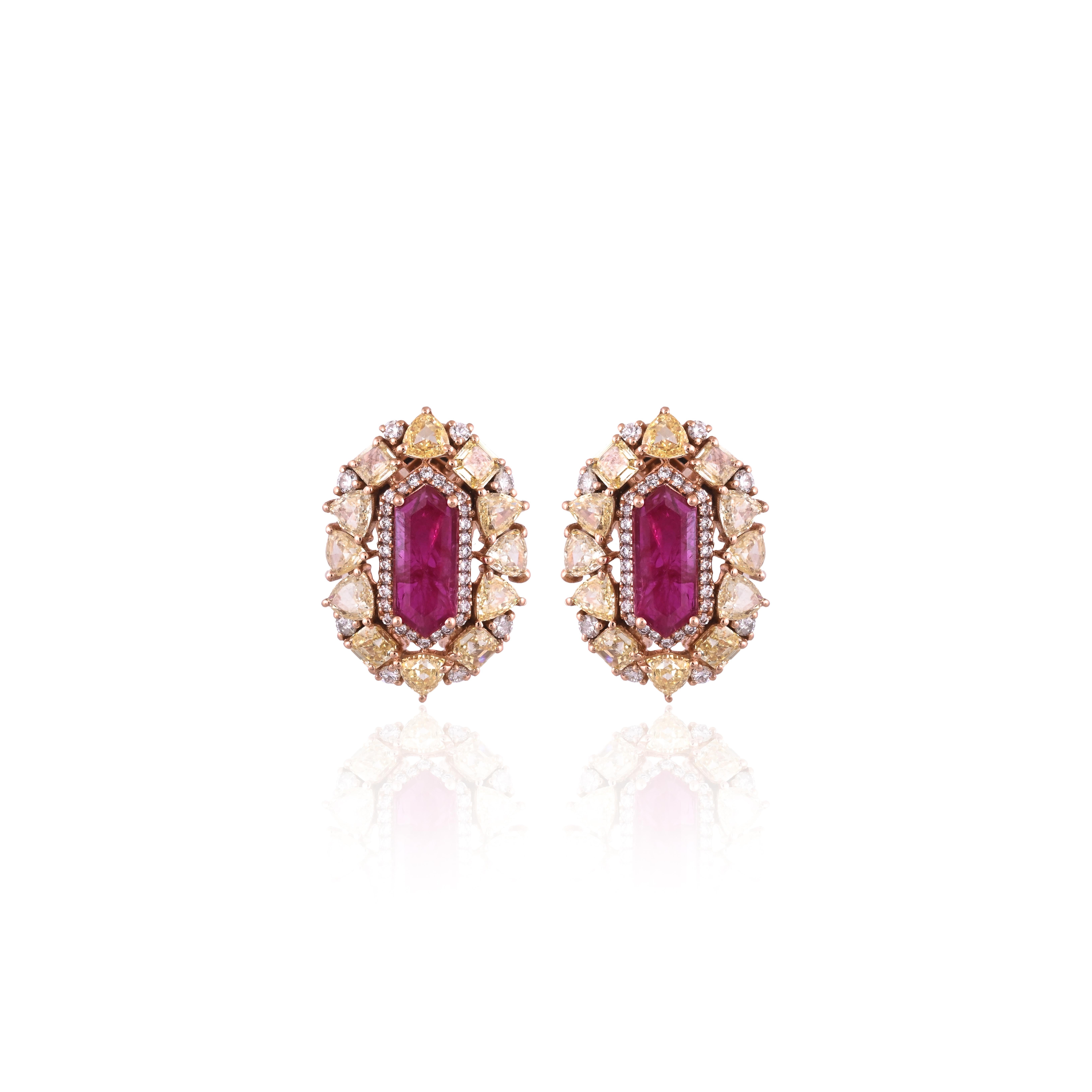 Ein wunderschöner Rubin-Ohrstecker aus 18 Karat Roségold und natürlichen Diamanten. Das Gewicht der sechseckigen Rubine beträgt 2,58 Karat. Die Rubine sind völlig natürlich, ohne jegliche Behandlung und stammen aus Mosambik. Das Gesamtgewicht der