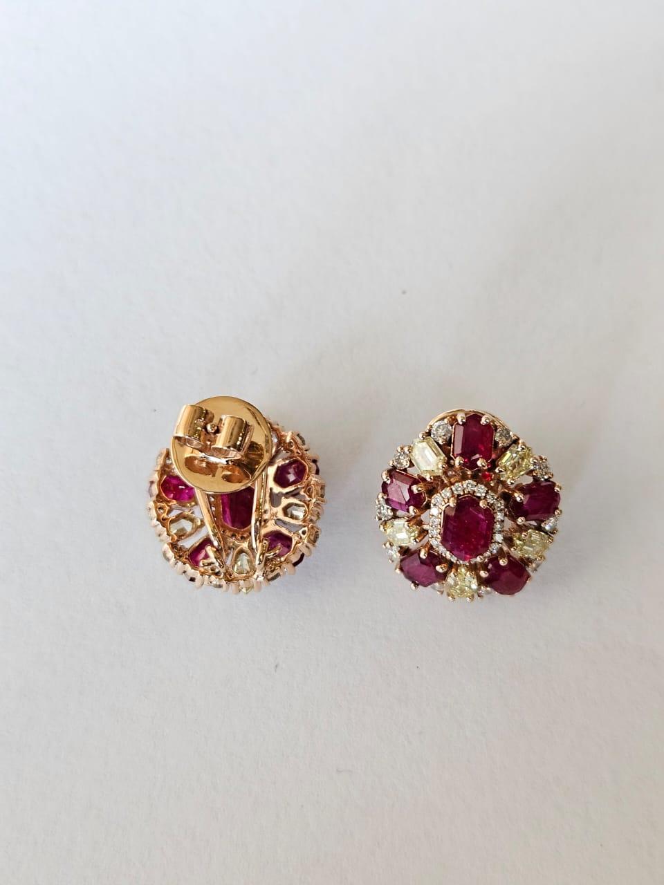 Set in 18K Gold, natural Mozambique Rubies & Yellow Diamonds Stud Earrings In New Condition For Sale In Hong Kong, HK