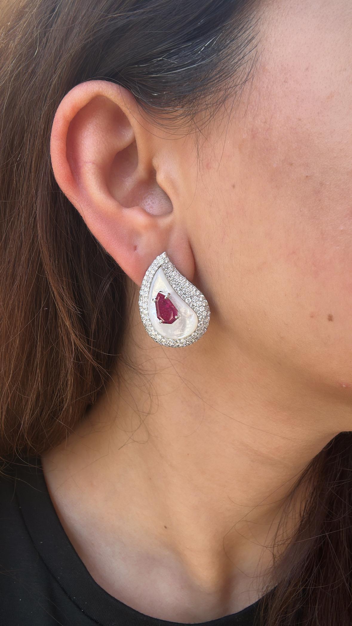 Clous d'oreilles en or 18 carats, rubis naturel du Mozambique, nacre et diamants en vente 4