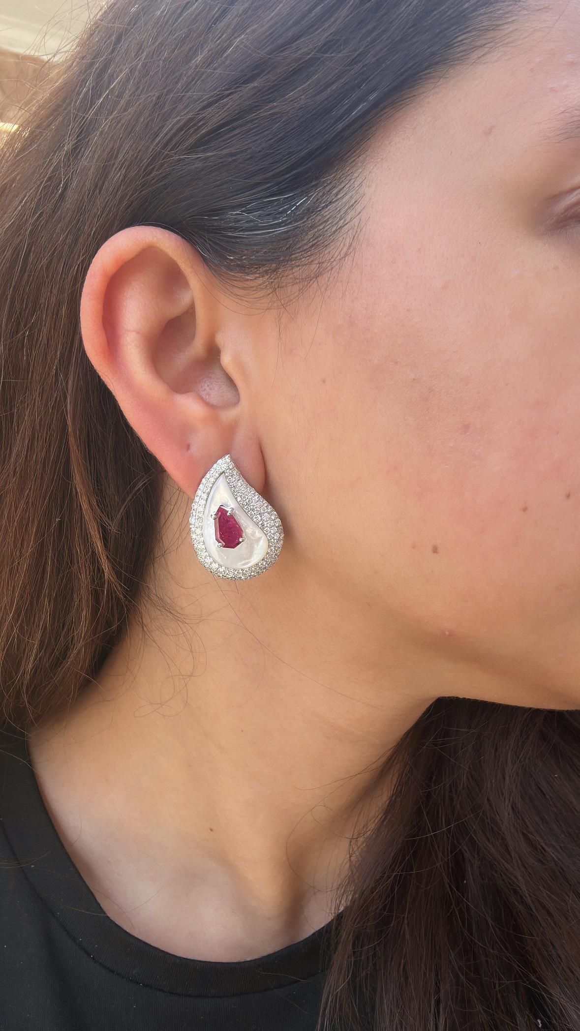 Clous d'oreilles en or 18 carats, rubis naturel du Mozambique, nacre et diamants en vente 5
