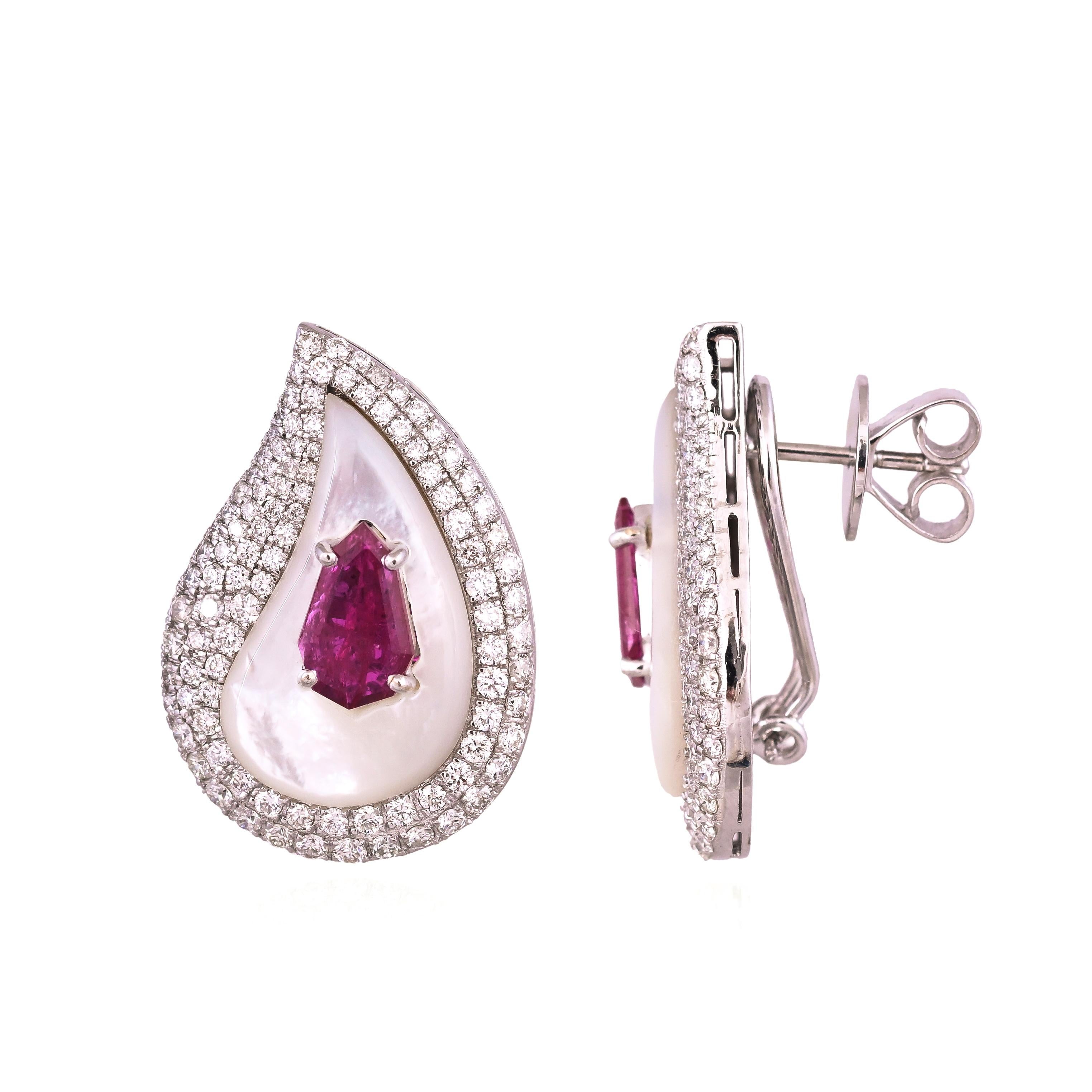 Pendientes de oro de 18 quilates, rubí natural de Mozambique, nácar y diamantes en venta 7