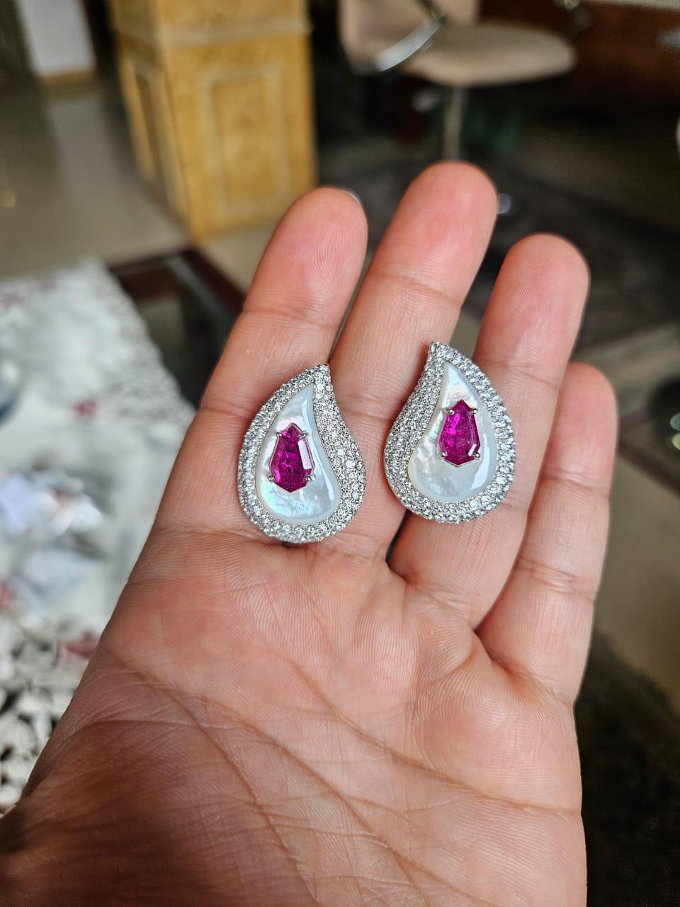Magnifiques boucles d'oreilles de style moderne en or blanc 18 carats et diamants naturels, composées de rubis et de nacre. Le poids des rubis est de 2,27 carats. Les rubis sont entièrement naturels, sans aucun traitement, et sont d'origine