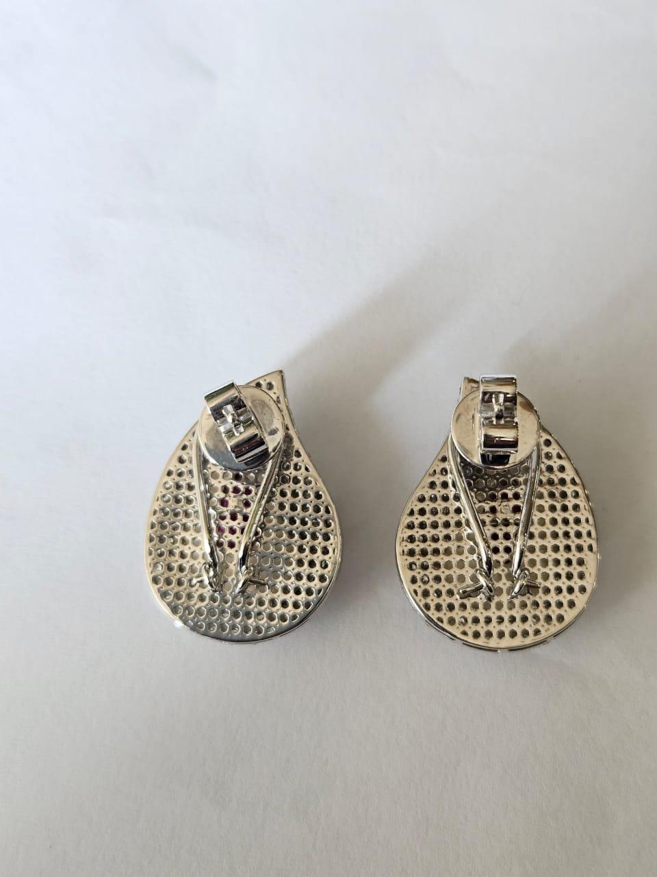 Moderne Clous d'oreilles en or 18 carats, rubis naturel du Mozambique, nacre et diamants en vente