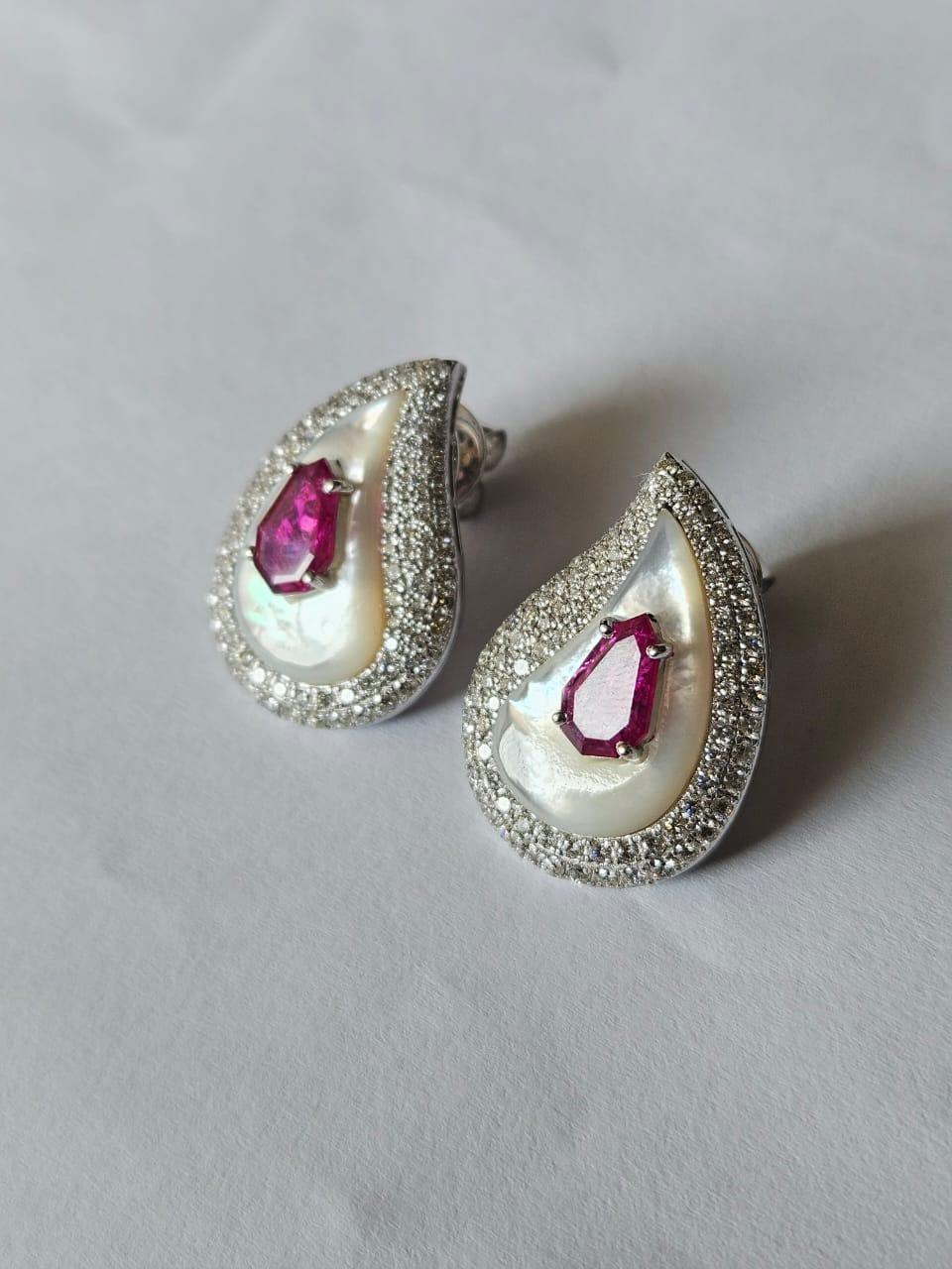 Taille écusson Clous d'oreilles en or 18 carats, rubis naturel du Mozambique, nacre et diamants en vente