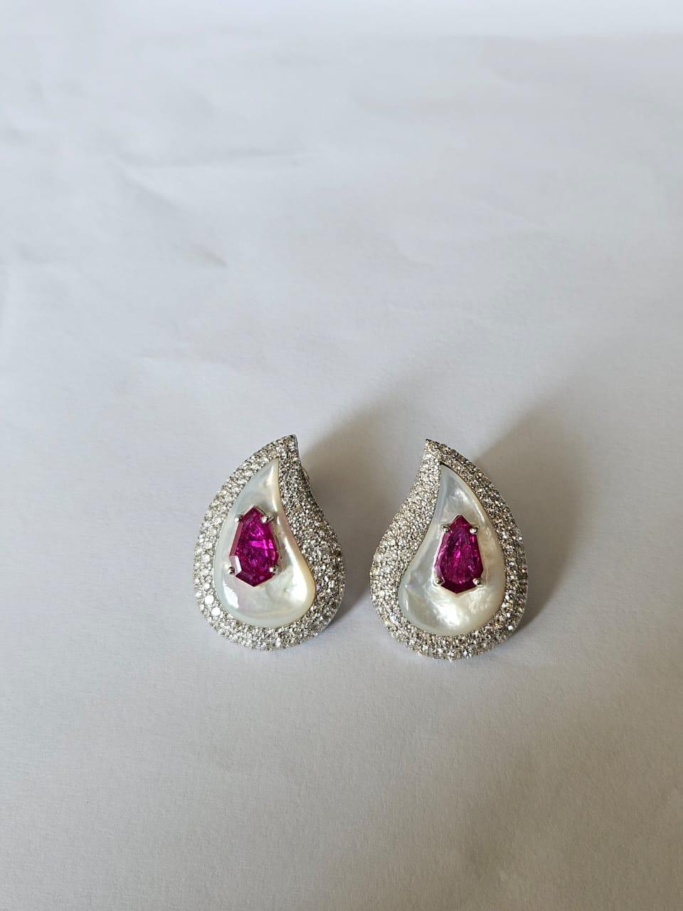 Clous d'oreilles en or 18 carats, rubis naturel du Mozambique, nacre et diamants Neuf - En vente à Hong Kong, HK