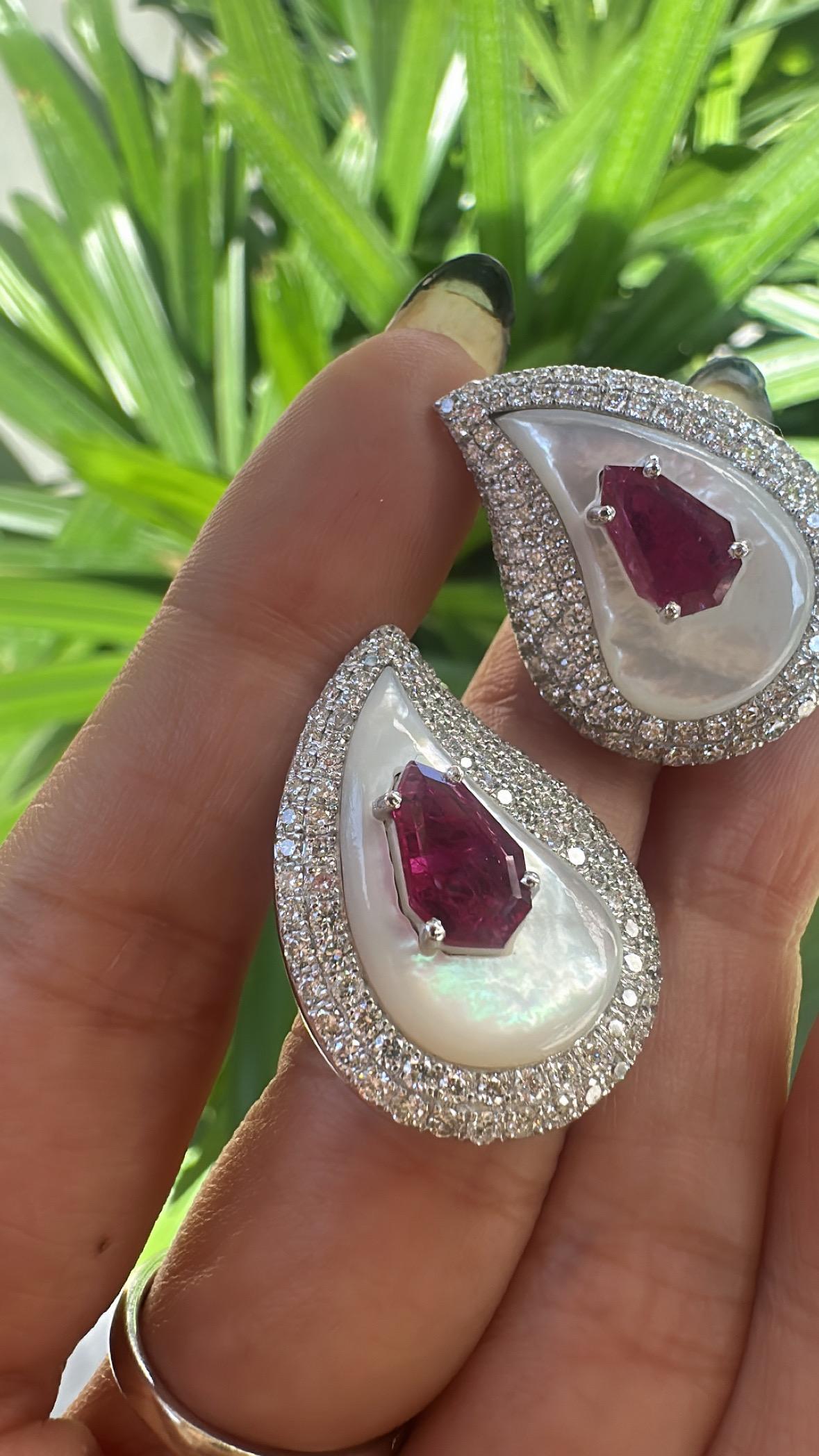 Clous d'oreilles en or 18 carats, rubis naturel du Mozambique, nacre et diamants Unisexe en vente