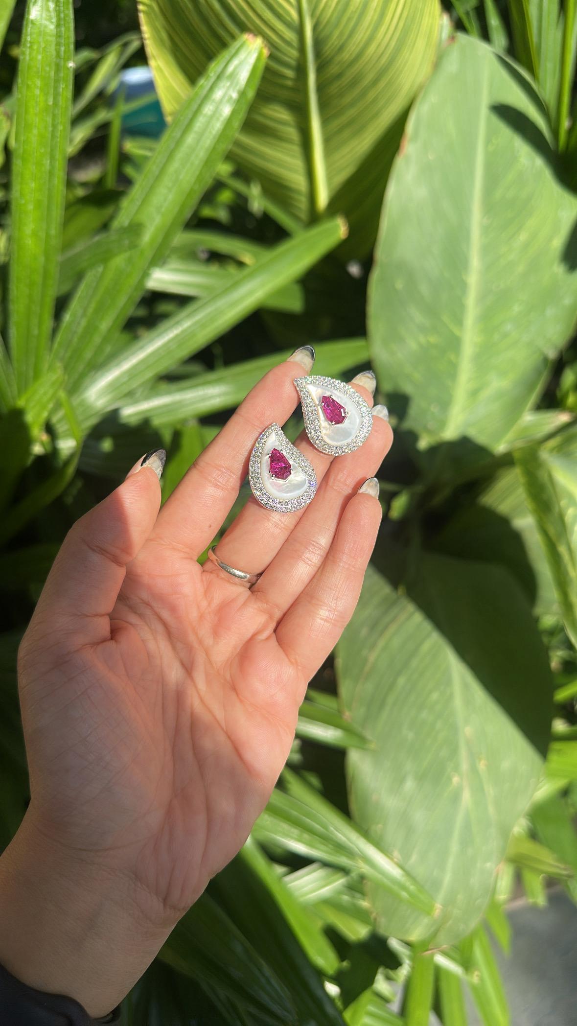 Clous d'oreilles en or 18 carats, rubis naturel du Mozambique, nacre et diamants en vente 1