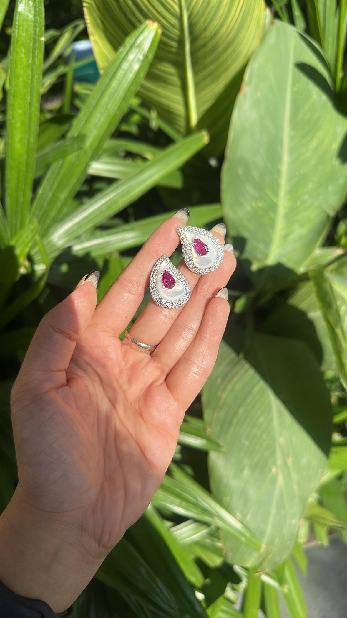 Clous d'oreilles en or 18 carats, rubis naturel du Mozambique, nacre et diamants en vente 2