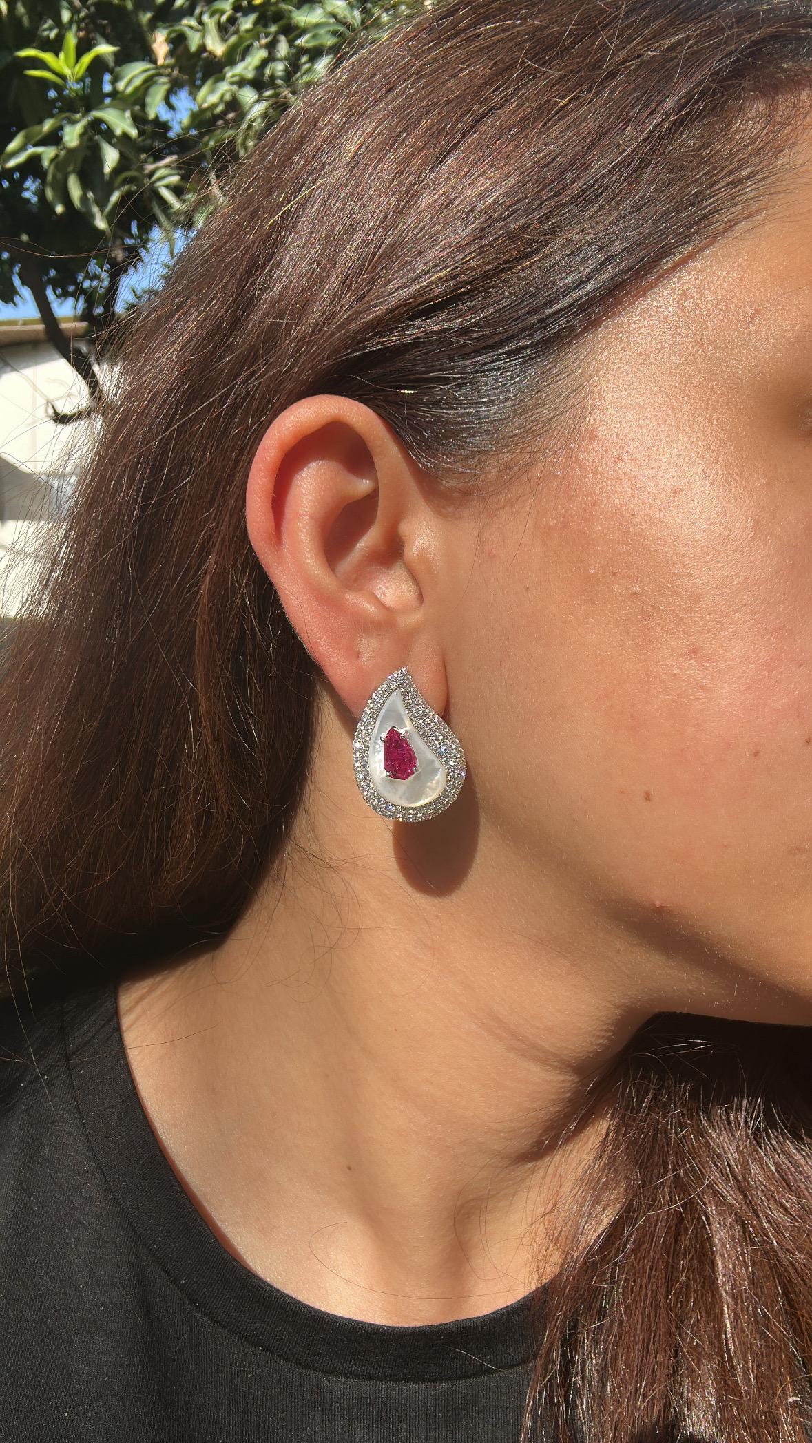 Clous d'oreilles en or 18 carats, rubis naturel du Mozambique, nacre et diamants en vente 3